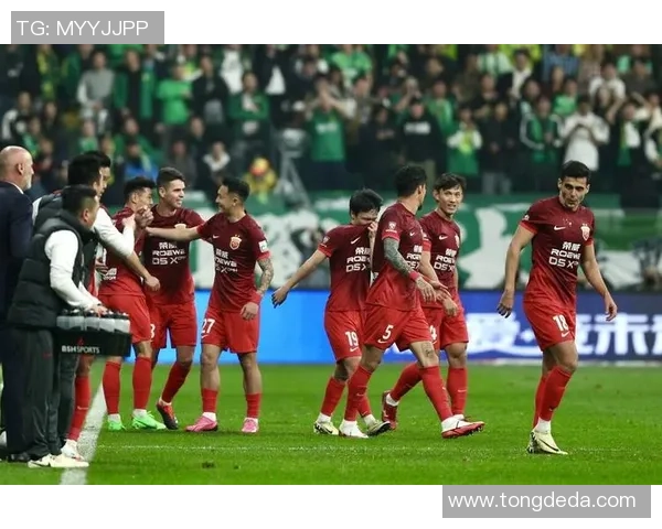 中超激战：AC米兰大胜里昂六比二引发全场轰动