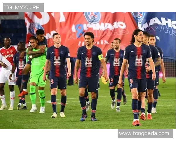 国王杯巴萨大胜巴黎圣日耳曼帽子戏法引发争议判罚全场沸腾