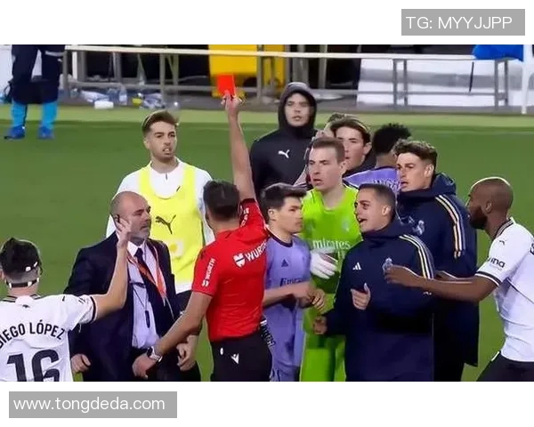 中超激战皇马3-0曼联补时进球引发争议判罚全场沸腾