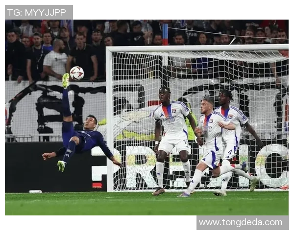 欧联杯精彩对决拜仁与里昂战成平局帽子戏法引发全场热潮